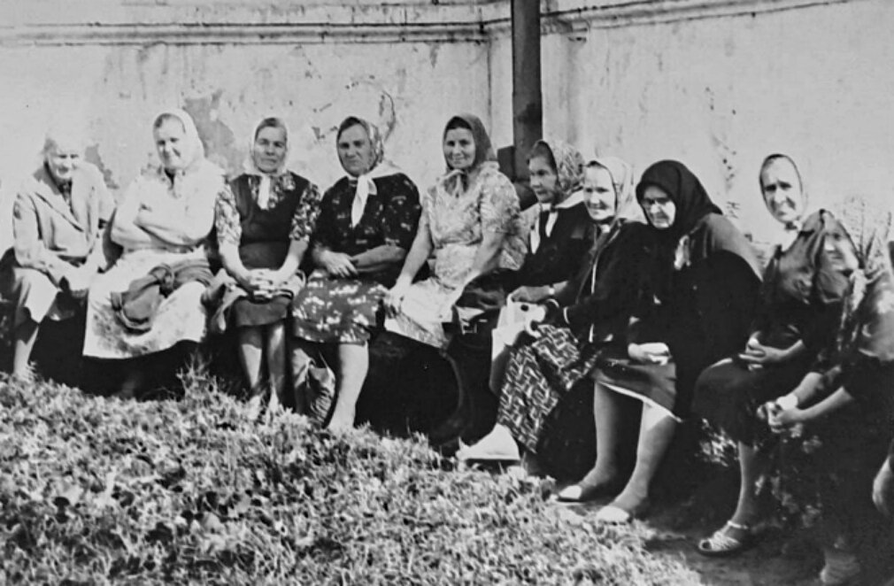 Деревенские старушки около селиховской церкви в ожидании службы. Фото из личного архива автора.