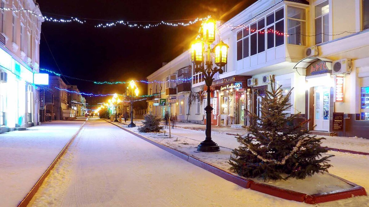    Старый центр украшают новогодними гирляндами.Фото: vk.com/myfeo_ru