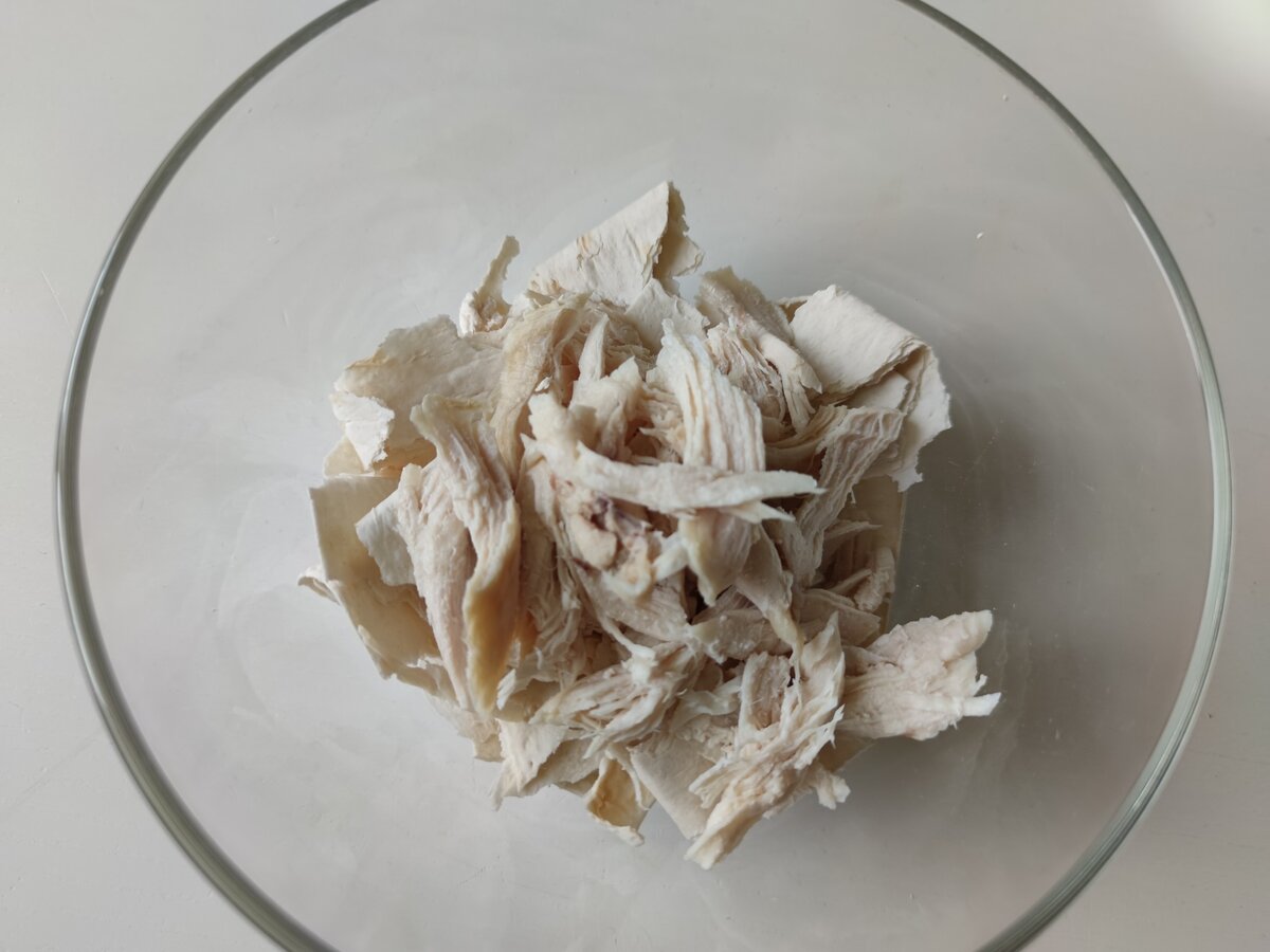 Лаваш рвем руками на небольшие кусочки, филе разбираем на волокна