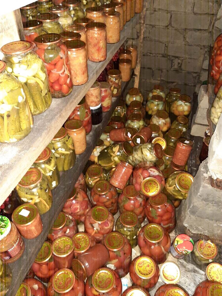 Полный подвал, даже места свободного нет.