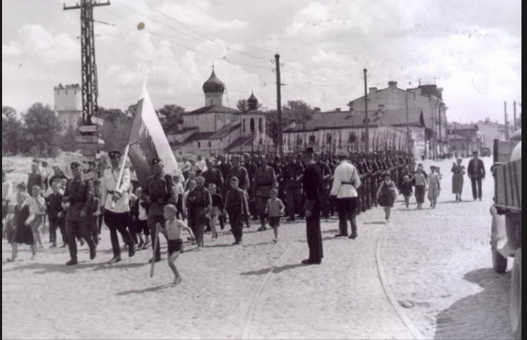 парад РОА в Пскове, 1943 год 