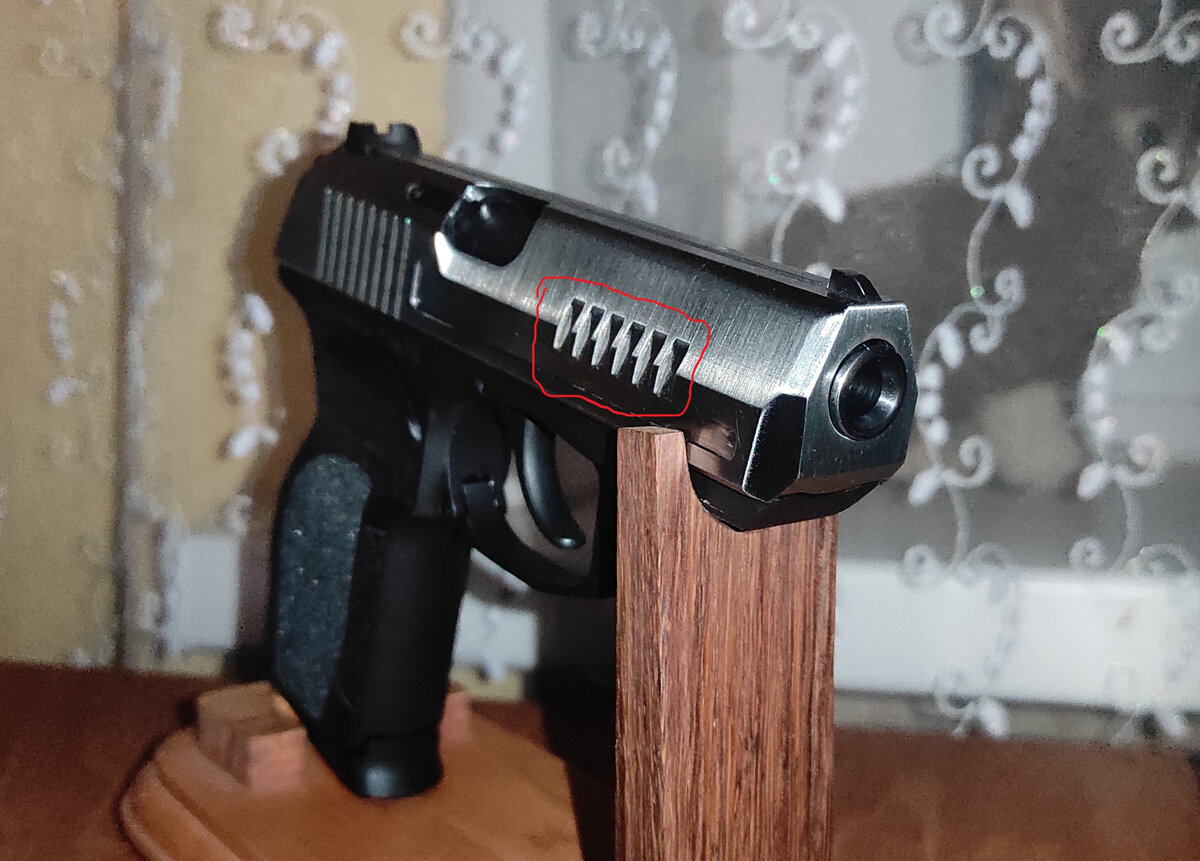 Довольно острые грани насечки затвора. Фото автора.