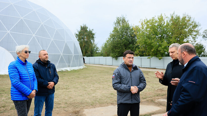   Губернатор Московской области Андрей Воробьев осматривает очистные сооружения в Звенигороде ©Константин Семенец Пресс-служба Губернатора и Правительства Московской области