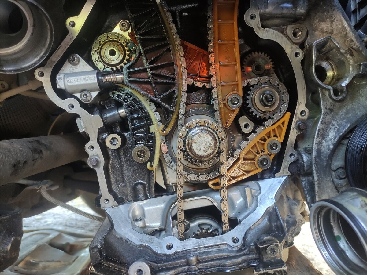 При запуске двигателя что-то трещит 1-2 секунды. Показываю, куда ...