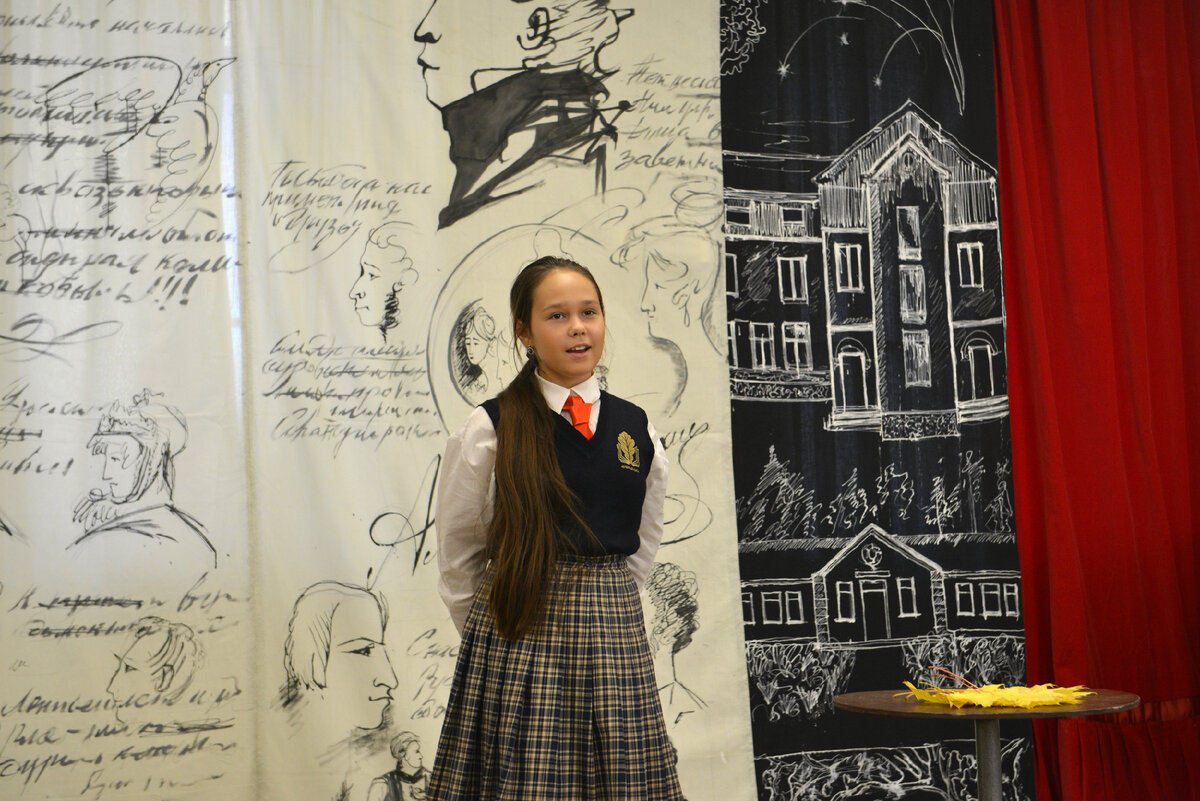 Фокус внимания смещается с того, кто в чем пришел на более важные вещи: учебу, творчество, общение, если в школе созданы для этого условия.