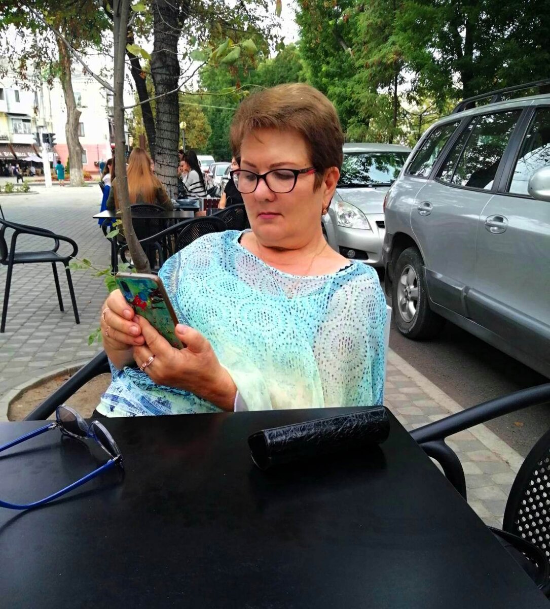А это я, сижу в кафе, жду свой кофе и изучаю, как же лучше очистить решетку.