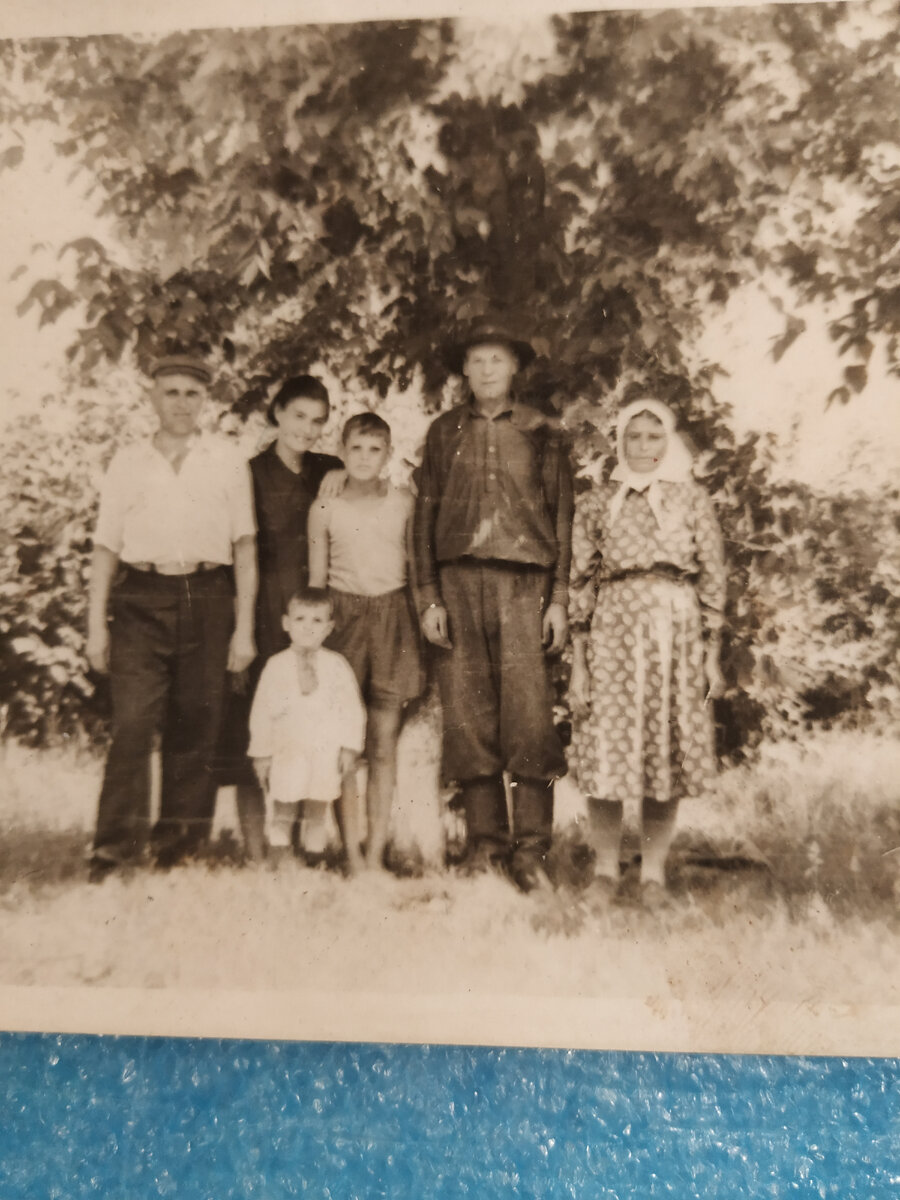 Фото из личного архива. Мне 3 года. Мы в гостях у деда и бабули. 1956 г.