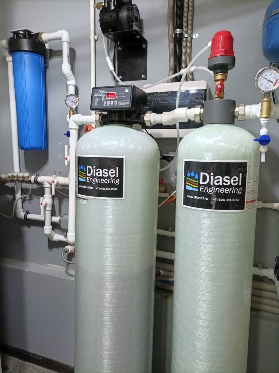 Так выглядит фильтр обезжелезивания и аэрационная колонна