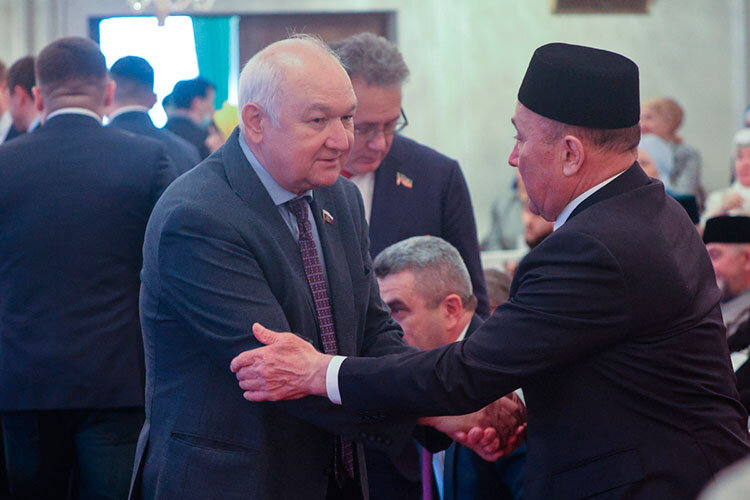    Положительно Гильмутдинов оценил и работу комиссии при президенте РТ по вопросам сохранения и развития татарского языка и родных языков народов республики, возглавляемой Маратом Ахметовым Фото: «БИЗНЕС Online»