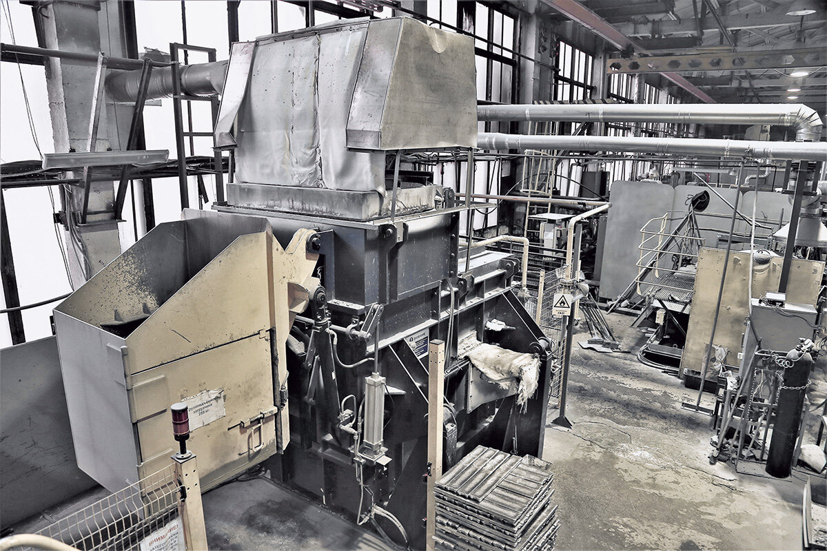 Рождение компонентов для этих изящных агрегатов начинается в плавильной печи.