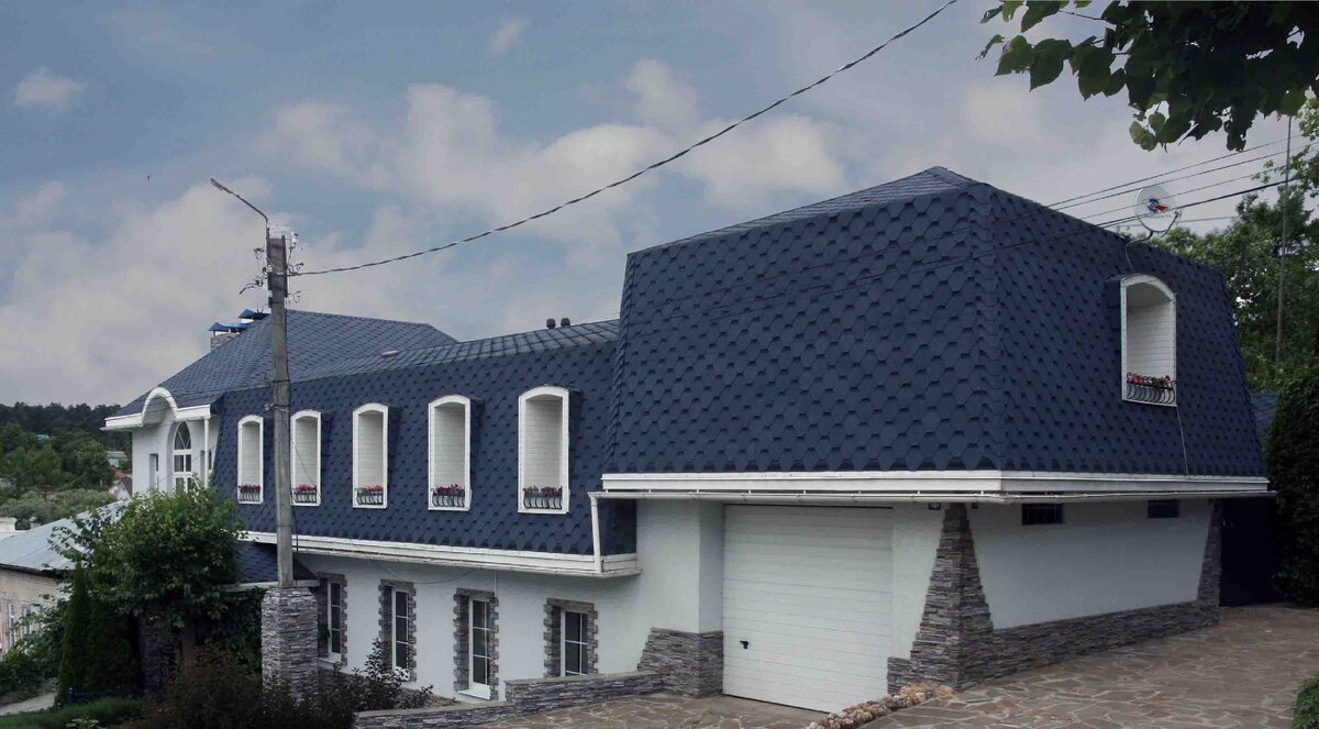Сложная крыша с кровельным покрытием из гибкой черепицы.