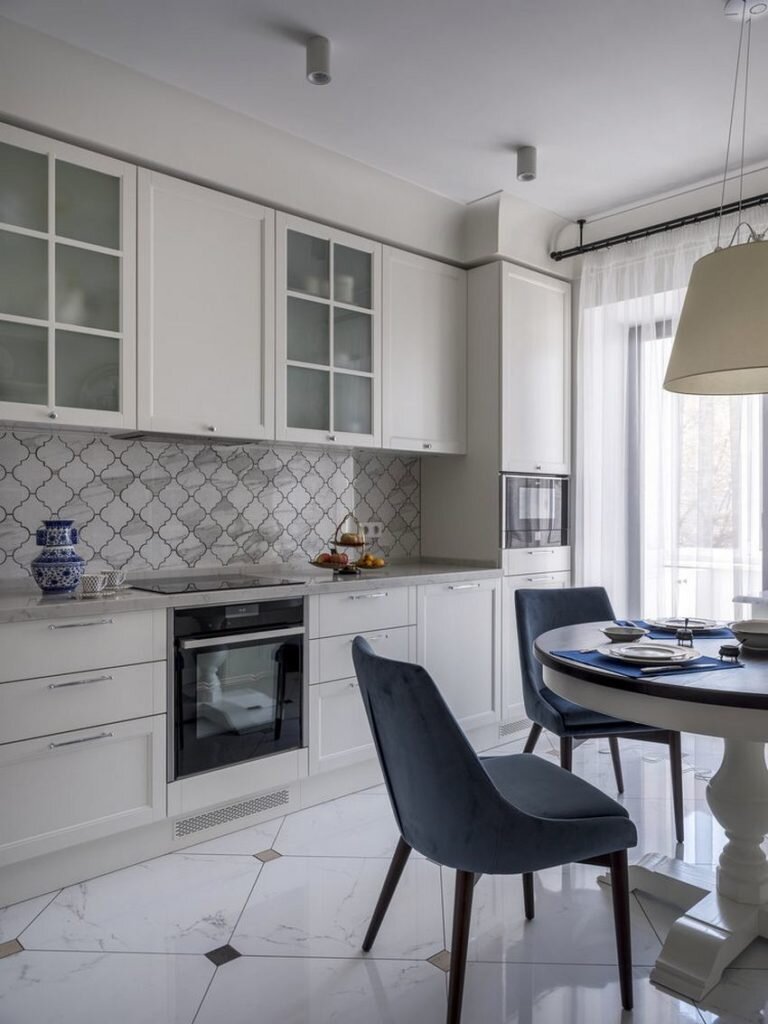 Шикарно и необычно. Элегантная квартира в современном классическом стиле с нотками этно и арт-деко