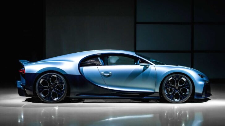 
Смотреть галерею14 фотоУникальный Chiron также отличается уникальным дизайном. Большие воздухозаборники украшают переднюю часть, что отличает ее от обычной модели. Они расположены над переработанным передним сплиттером, который увеличивает прижимную силу передней оси. Дизайнеры Bugatti даже увеличили подковообразную решетку радиатора, а корпус из углеродного волокна окрасили в цвет Bleu Royal Carbon. Автомобиль даже получил уникальные окрашенные диски, которых нет ни на одном другом Chiron. Bugatti использовала более 2500 метров кожаных полос, чтобы создать отделку салона из плетеной кожи.