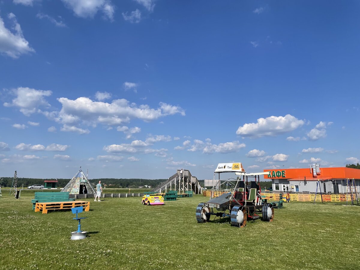 Небольшая детская площадка и кафе