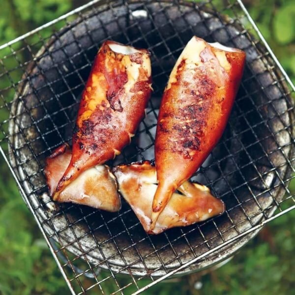 Шашлык из скумбрии
Разделите скумбрию на порционные кусочки и пропустите их через маринад из майонеза, чеснока, соком лимона и специями. Запекайте на мангале до готовности.