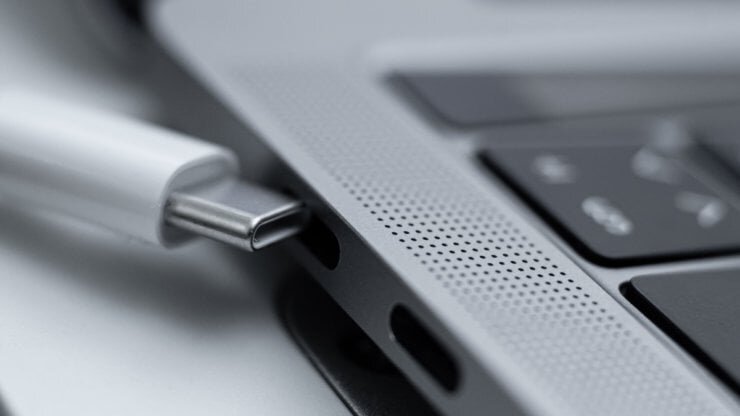    MacBook Pro не стоит заряжать от USB-C портов слева