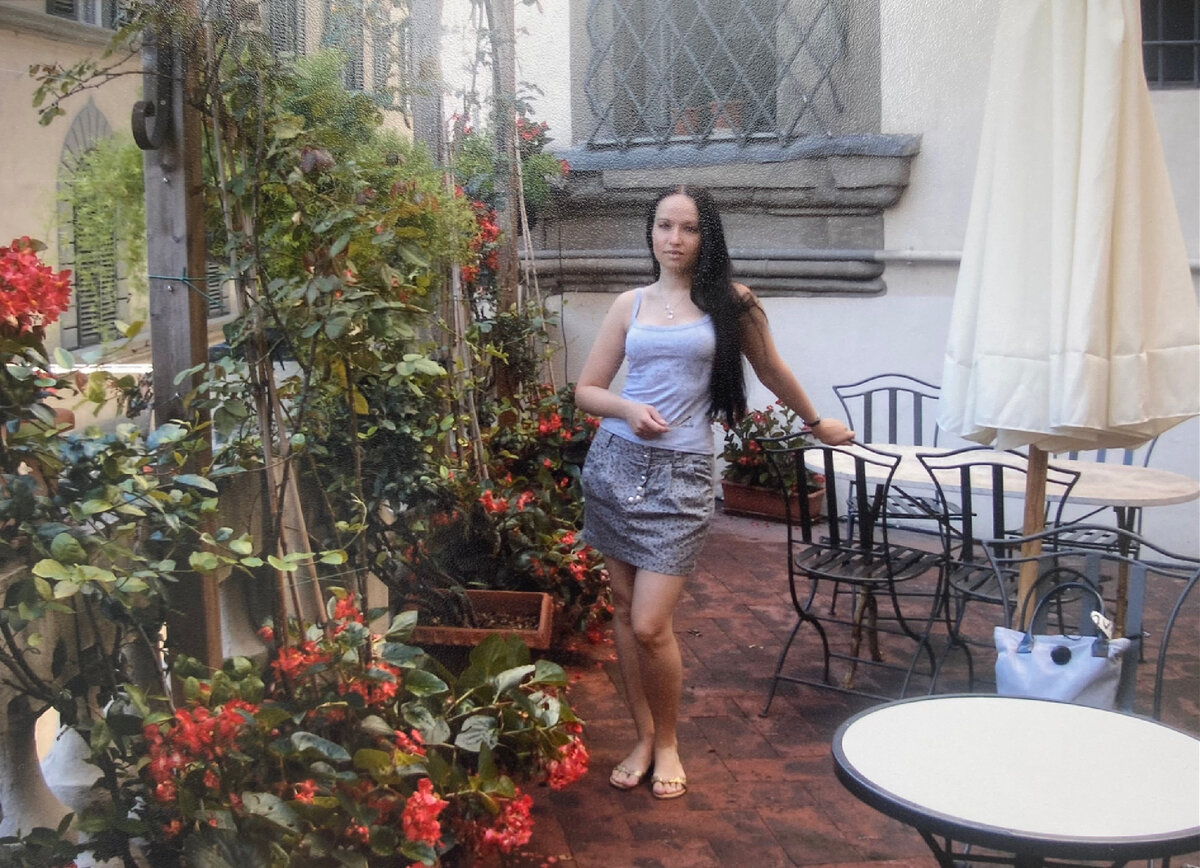 Фотография из личного архива. На этой террасе, утопающей в цветах, мы с подругой каждый день во время завтрака пили кофе. Наслаждались драгоценными моментами неги.  