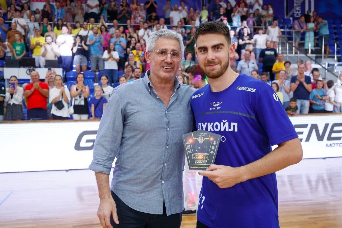 Самый ценный игрок турнира получает награду из рук олимпийского чемпиона Игоря Лаврова