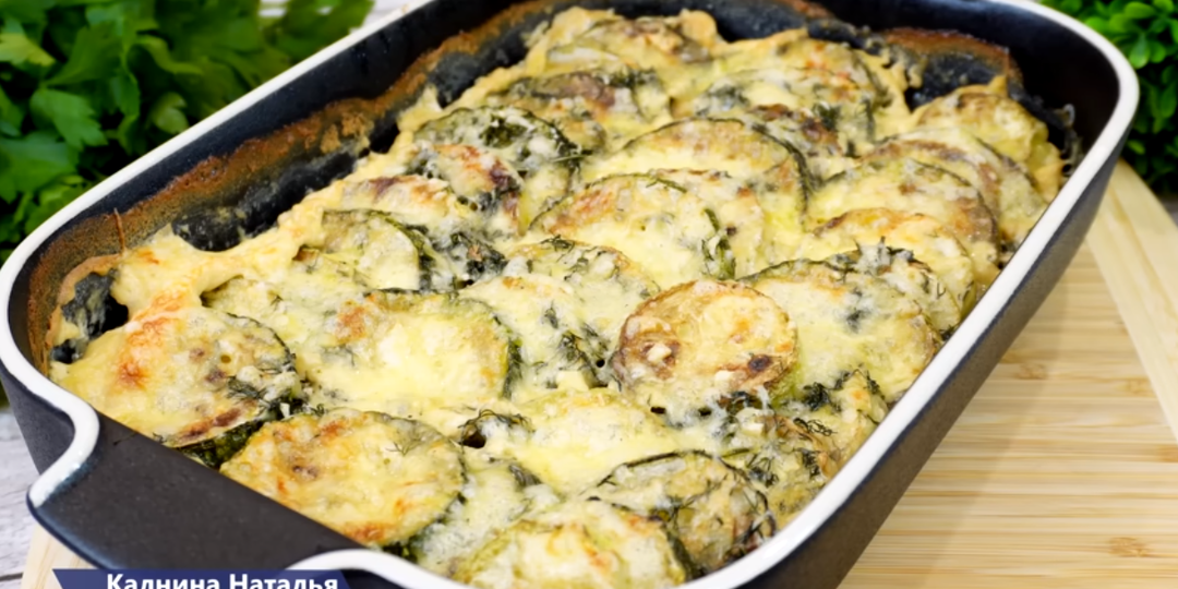 Нарежьте кабачок кружочками: Неделю уже готовлю - едим с удовольствием и про мясо забыли (даже маму удивила). Гратен из кабачков.