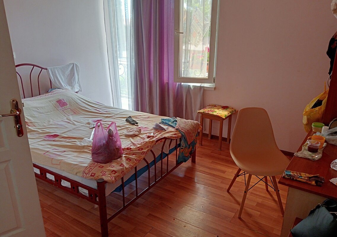 Вот он, мой номер, нашлось единственное фото, отправляла кому-то в ватсапе, показывала, как я устроилась, так что за беспорядок извините. 