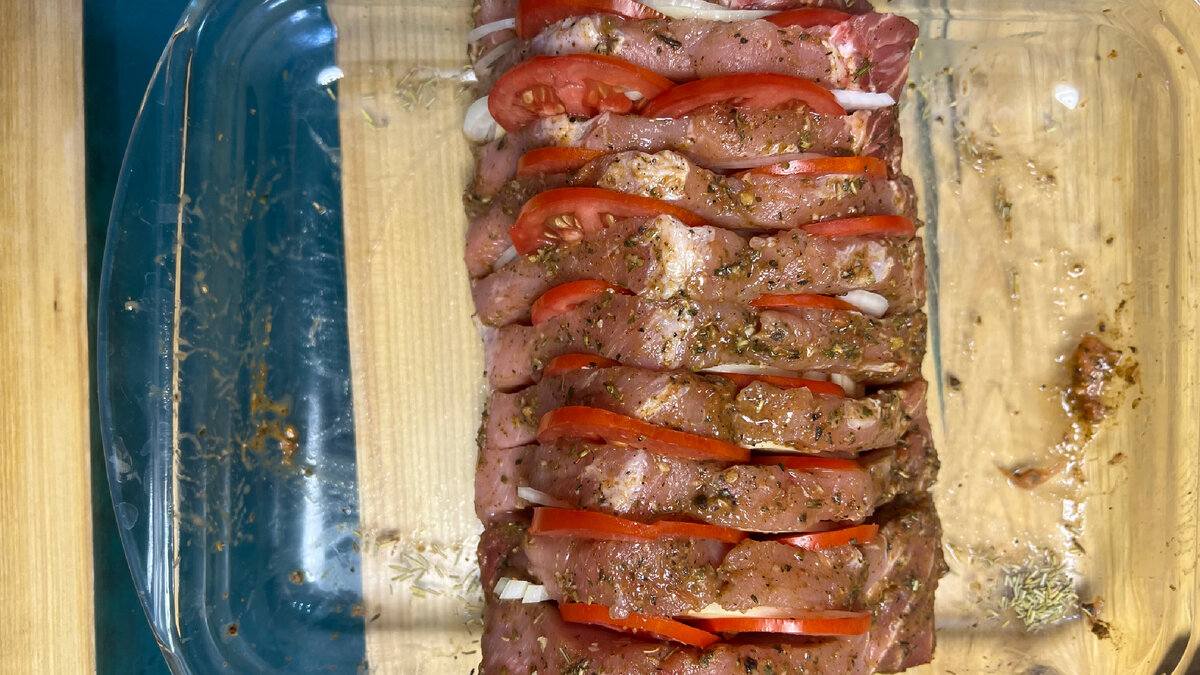 Как приготовить Мясо гармошка в духовке из свинины с помидорами и сыром рецепт пошагово