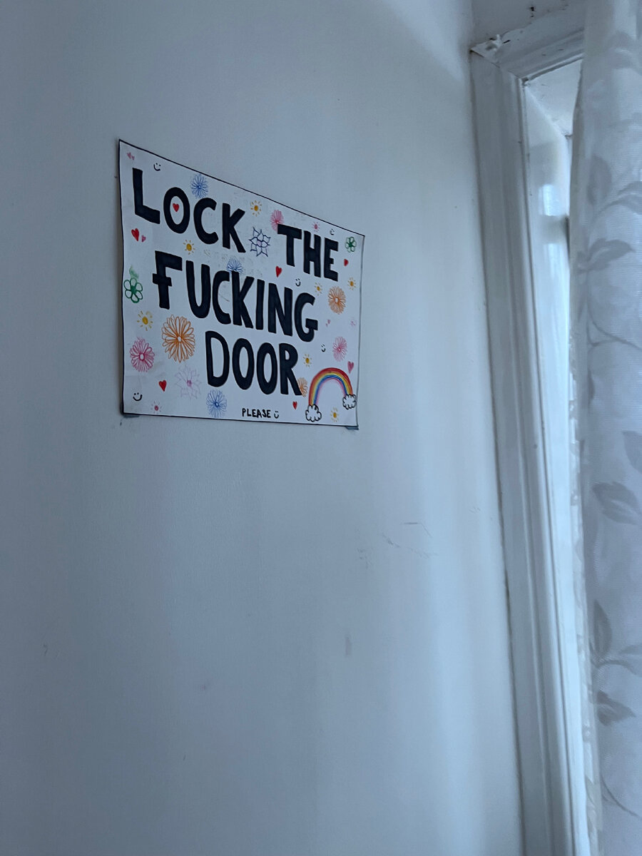 Напоминание возле входной двери «Запирайте эту долбаную дверь… пожалуйста». Фотография из личного архива. 
