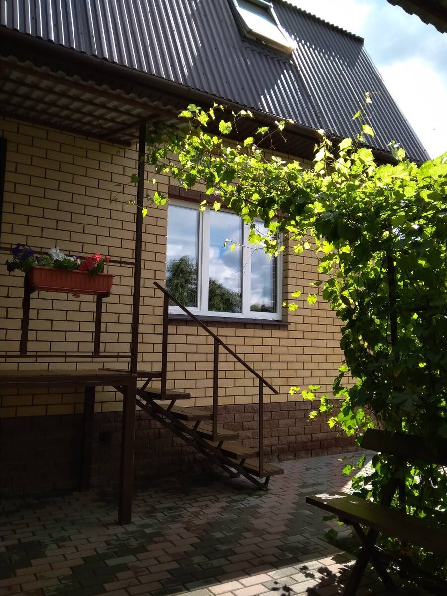 Дом, в котором прошло мое детство, уже усовершенствованный: фундамент, второй этаж, перепланировка, лестница вместо сеней, облицовка - все появилось недавно. Такой родной и совсем уже другой 