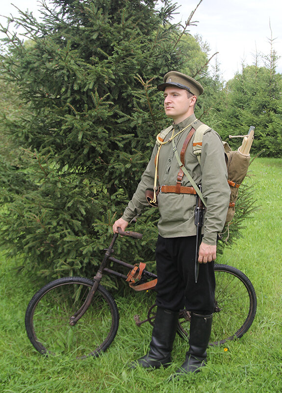 Нижний чин 7-й самокатной роты, базировавшейся в 1917 году в Петрограде. Реконструктор: Иван Хиблин. Велосипед "Пежо Жерар" и предметы амуниции из коллекции Веломузея Андрея Мятиева. Фото Андрея Мятиева. 2013 год.