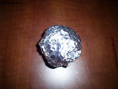 Комок алюминиевой фольги