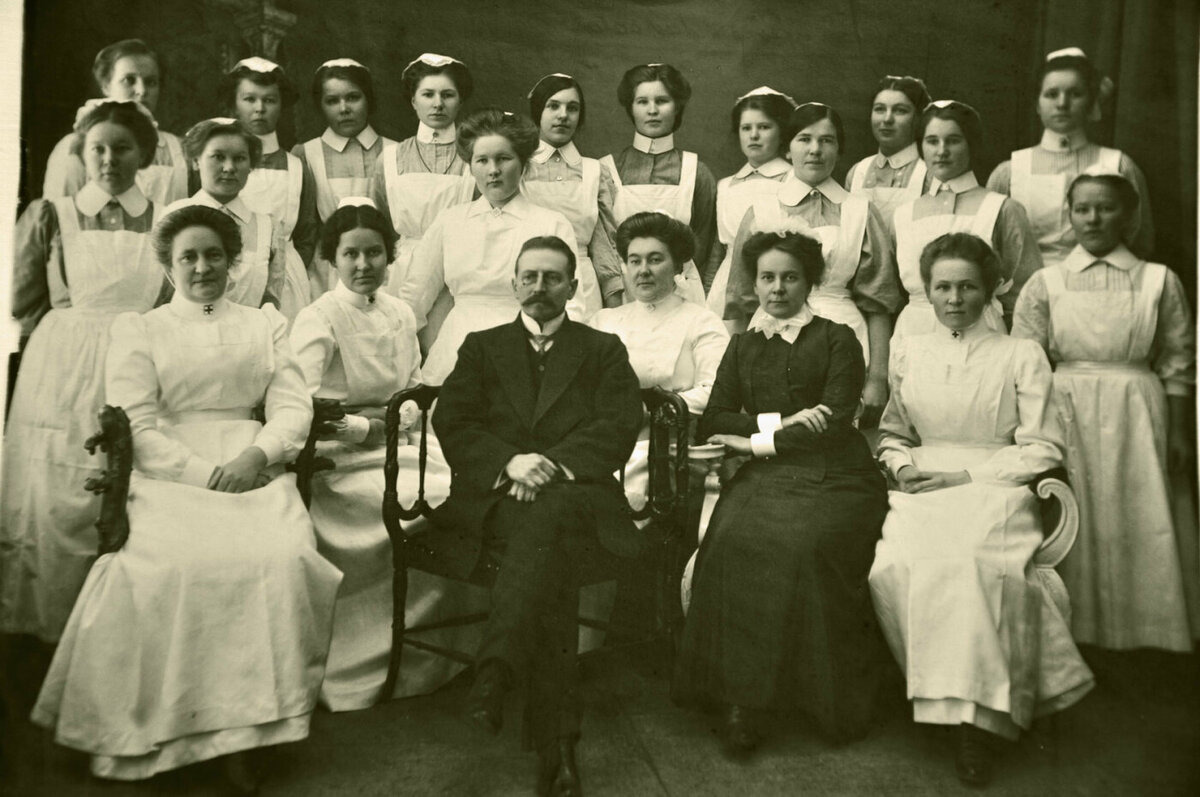 Доктор Г.Й. Винтер и персонал Окружной больницы Сортавалы. Начало XX века.