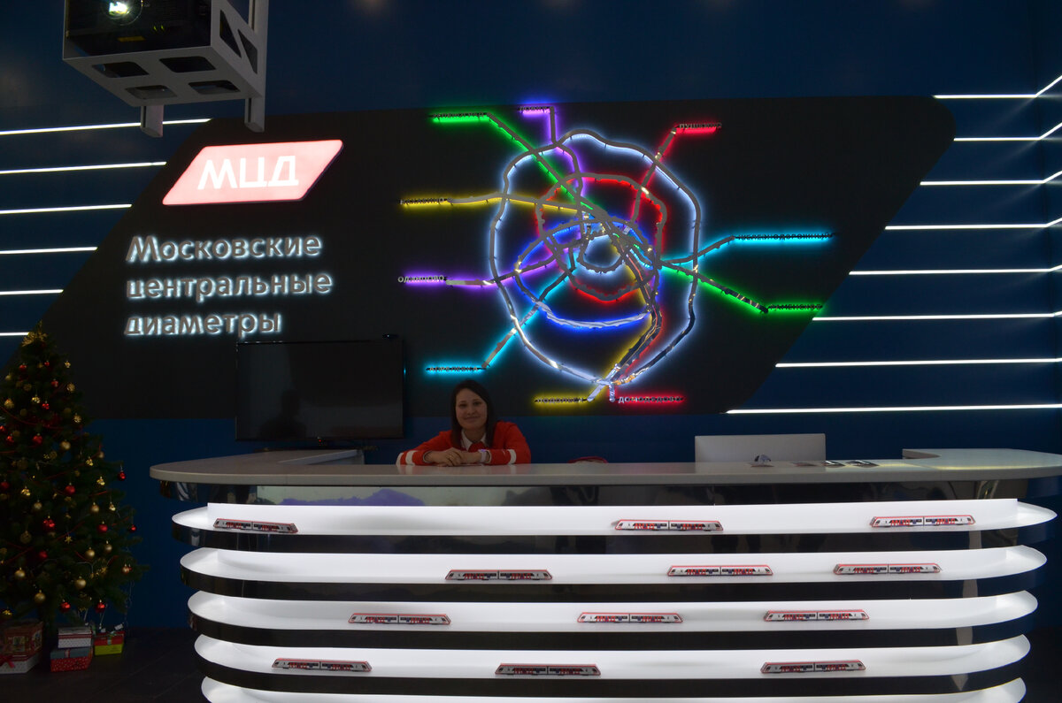 На инфостойке встречают гостей.