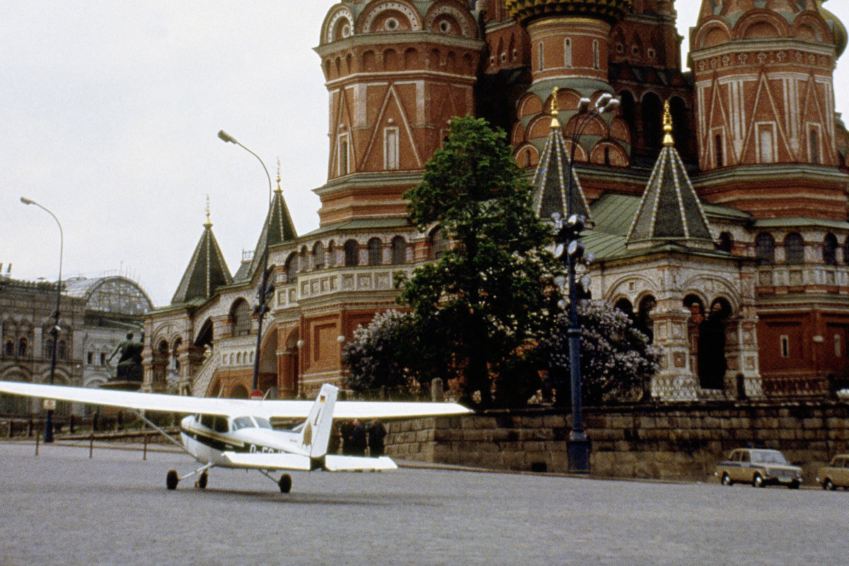 самолет на красной площади 1987