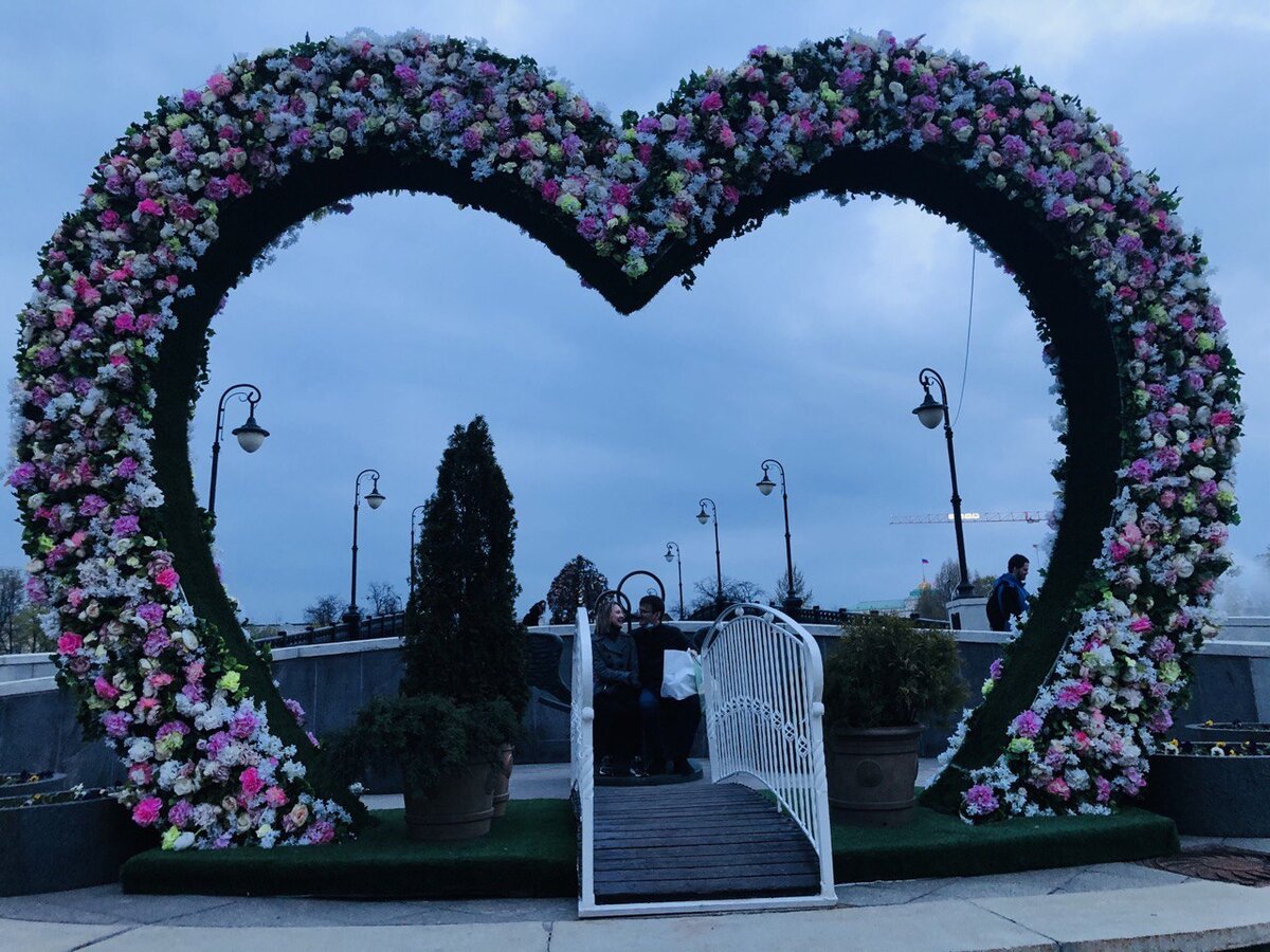 Фото автора. Лужков мост, где вешают замочки влюблённые.