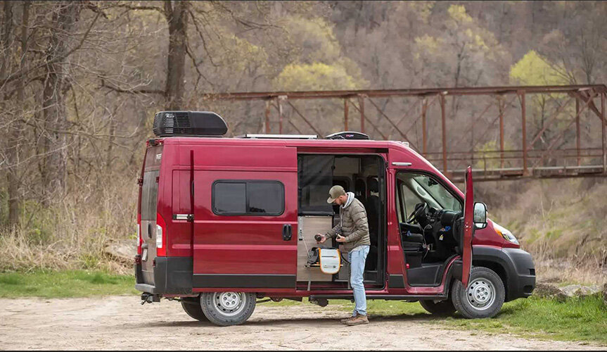 Автодом построен на базе грузового фургона Ram ProMaster.  Модель позиционируется как лёгкий и маневренный автомобиль, рассчитанный на трёх человек.-2