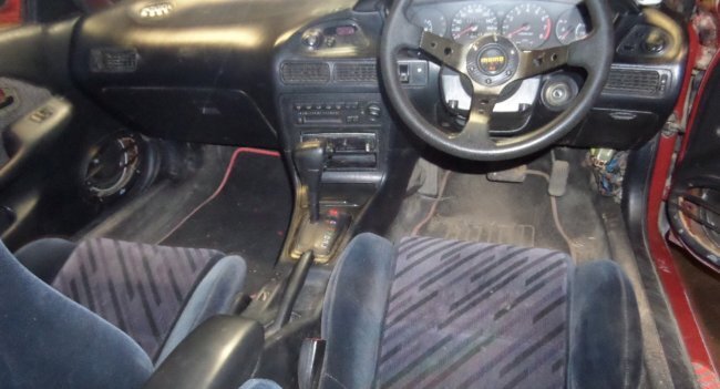 Салон оформлен пластиком черного цвета, разбавленного только серо-синими креслами, с небольшим намеком на спортивную боковую поддержку.