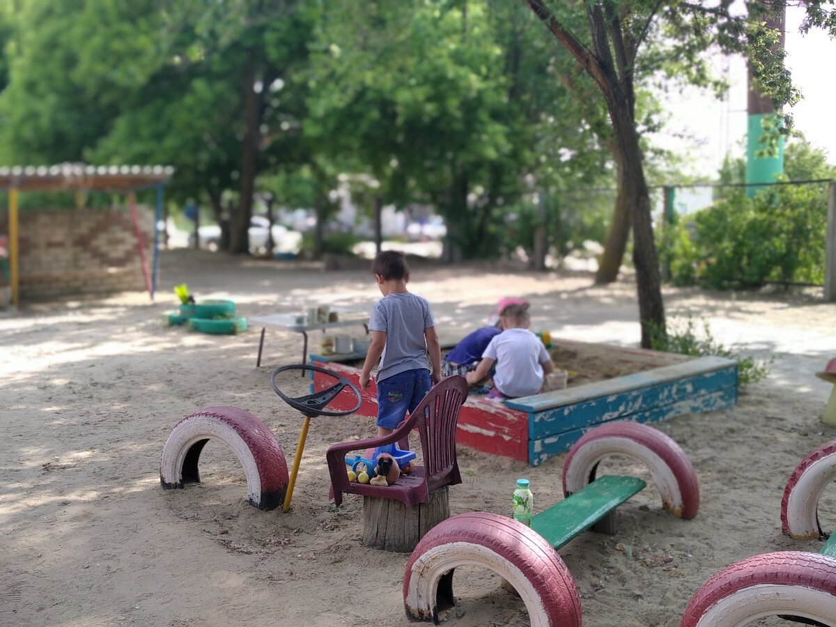 Сначала держались вдвоем, потом стали расходиться, общаться с другими детками. 