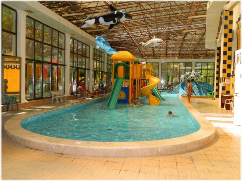 Бассей чистый с подогретой до комфорной температуры водой.