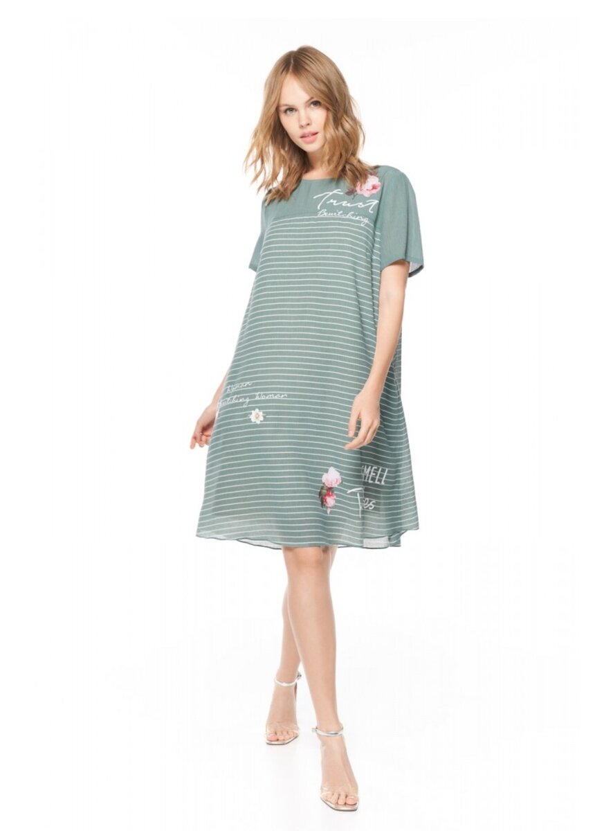 2. 46-50 вискоза, А образный силует. 6300 рублей. Весь ряд висит.