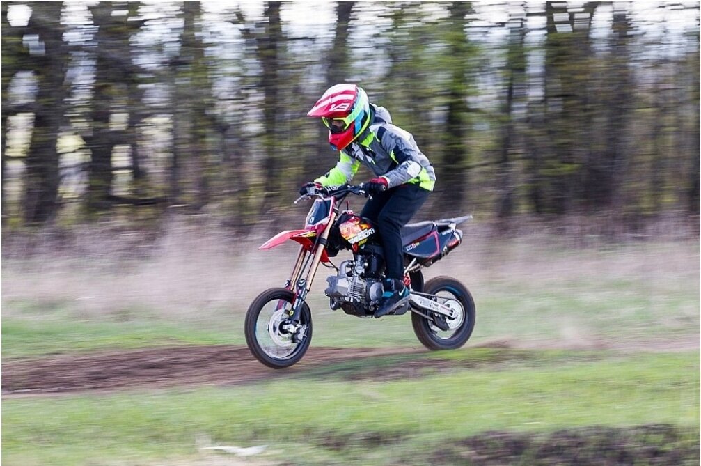 На данный момент тема питбайков является очень популярной среди всех слоев населения России и многие хотят знать как выбрать питбайк, чтобы покупкой остаться довольным. Выбор каждого индивидуален, поэтому разным людям подойдут разные модели, как по характеристикам, так и по соотношению цена/качество.

99,9% всех питбайков производится в Китае, потому что эта идея зародилась и набрала популярность именно там, а главное позволило снизить стоимость полноценного мотоцикла до 50-70 тысяч рублей за хорошую качественную технику.

В России на питбайки не требуются права категории «А», ПТС не предусмотрен и ставить на учет в ГИБДД его не нужно. Фактически данная техника является спортинвентарем и ей могут пользоваться люди любого возраста. Право собственности на технику подтверждается договором купли/продажи с указанием в нем VIN номера и паспортных данных владельца.

С ростом популярности компании из Европы обратили внимание на это явление и стали заказывать качественные модели под собственными брендами для продажи на мировых рынках.

На данный момент выбор качественных питбайков насчитывает более 100 моделей. Разница между всеми моделями заключается только в дизайне наклеек и в качестве комплектующих, из которых собрана техника. Какой выбрать питбайк?

Выбор питбайка по росту
При росте до 120 см подходят модели с колесами 10/10 и 12/10;
От 120 до 150 см рекомендуется брать питбайки с колесами 12/10 и 14/12;
От 150 до 180 рекомендуется 14/12 и 17/14;
От 180 см подойдут колеса 17/14, 19/16 или 21/18.
Измерьте свой рост и разделите на 2. Полученное число — это средняя высота по седлу, удобная именно Вам.

Если есть возможность посидеть на технике перед покупкой, то проверьте не задеваете ли вы коленями руль при посадке. Посадка должна быть комфортной и руль не должен никак мешать при маневрировании.

Выбор питбайка по мощности двигателя
Объем 50 — 110 см3 — минибайки для детей. Скорости до 60 км/ч. На всех моделях стоят элетростартеры, коробки — вариатор и полуавтомат. Для самых маленьких есть возможность установки дополнительных боковых колес на заднее колесо.
Объем 125 — 140 см3 – питбайки для начинающих и подростков. Скорости до 90 км/ч. Увезет любого человека массой до 130 кг.
Объем 150 — 160 см3 – уже разогретые питбайки для опытных пилотов, которые готовы отжигать, т.к. аппаратура будет постоянно провоцировать на это! Для примера, есть стоковый мотор 160 см3 с 4х-клапанной головкой, облегченным коленвалом и шатуном, отрегулированной системой подачи топлива, который выдает 22 л.с.!
Объем 200 — 250 см3 – питбайки и мотоциклы, более подходящие для бездорожья и эндуро. Расчитаны на людей с опытом управления мототехникой.
Выбор питбайка по соотношению цена/качество.
Питбайки до 40 000 рублей.
Хорошо подходят для спокойной езды, дачных прогулок, поездок на рыбалку, а также новичкам, приобщающихся к теме питбайков и желающих проверить себя на совместимость с мототехникой. Делать на таких питбайках прыжки, дрифт, стант, хард-эндуро опасно.

Общие недостатки:

Моторы практически не поддаются регулировкам, клапаны могут иметь меньший диаметр, быстро разбиваются места крепления кикстартера;
Полая стальная рама с тонкими стенками, не пригодная к перегрузкам;
Слабые штоки амортизаторов;
Покрышки, обода и спицы минимального качества;
Поведение вилки плохо предсказуемо;
Чехол сидения истирается быстрее, чем ваши джинсы.
Чтобы довести такую технику до ума, то в нее потребуется вложить не менее 10-15 тысяч рублей. Проще сразу же рассмотреть питбайк более высокого класса.

Детские питбайки от 42 000 до 50 000 рублей. Моторы от 50 до 110 кубов.
Подходят для детей ростом до 120 см. Уровень катания от минимального до опытного молодого спортсмена. Есть возможность устанавливать дополнительные боковые колеса для обучения начальным навыкам. Все питбайки комплектуются электростартером. По коробкам переключения передач только вариаторы и полуавтоматы.

Питбайки от 50 000 до 100 000 рублей. Моторы от 125 до 250 кубов.
Все представители данного класса достаточно хорошие аппараты, если от них не требовать невозможного:

Полая толстостенная стальная рама;
Большой выбор моделей с алюминиевыми маятниками и фурнитурой;
Сверхнадежные и износоустойчивые двигатели YX, Zongshen. Могут возникать проблемы с шестернями кикстартера, но есть большой выбор моделей с электростартером;
Колеса надежностью не отличаются, но ходят до 50 моточасов на грунте и асфальте при должной эксплуатации;
Подвески работают предсказуемо хорошо. Доступны регулируемые задние подвески;
Гнущийся пластик с памятью формы;
Рули могут деформироваться при падениях. Меняются на толстостенные и разноразмерные при необходимости;
Цепи и звезды стандартно снашиваются в пределах 35 моточасов.
Питбайки от 100 000 рублей.
В данную категорию уже попадают питбайки с ярко выраженной специализацией и чаще всего их рассматривают опытные райдеры.

Для них производители начинают предлагать:

Легкие алюминиемые маятники, радиаторы, рамы;
Регулируемые передние и задние подвески;
Специализированную резину и колеса в стоке;
Усиленную и облегченную фурнитуру.