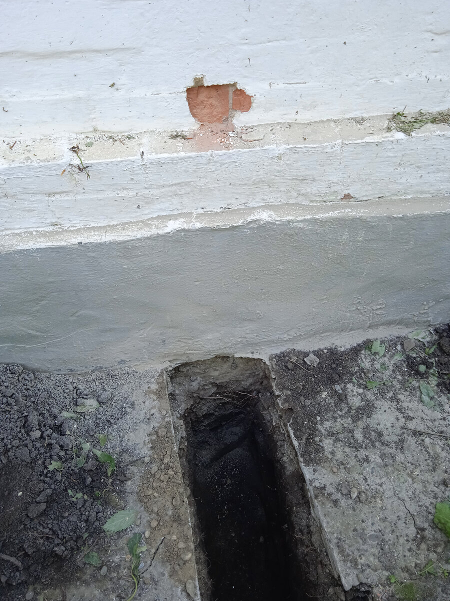 Выпилили отмостку под трубу, наметили вход в дом. Здесь и далее фото автора.