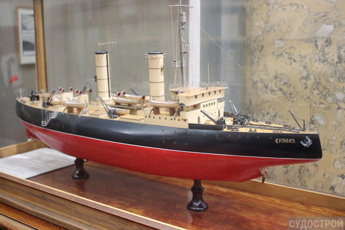 Первоначальный вариант "Ермака" с носовым гребным винтом можно увидеть в виде модели в Музее Арктики и Антарктики / Фото: Судострой