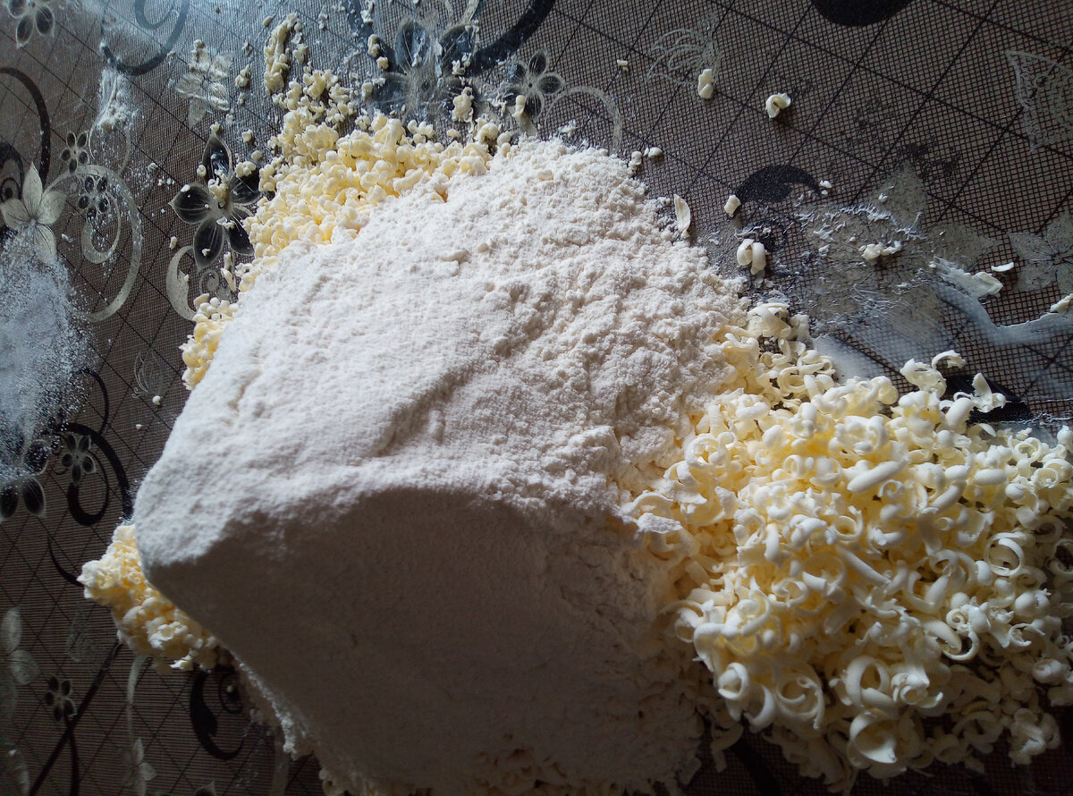 Просеиваю 3 стакана муки 