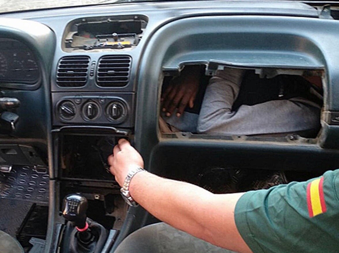Где они прячут машины. Автомобиль прослушки. Где они прячут машины. Тайник в машине. Где они прячут машины.
