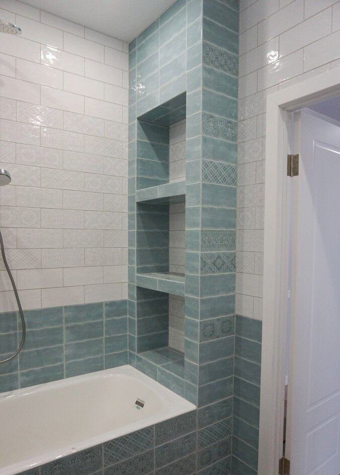 С торца ванны выполнены полки из гипсокартона, оклеенные плиткой - удобное место для хранения бутыльков