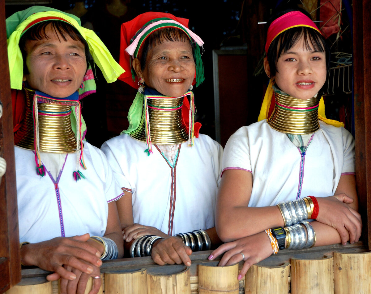 Длинная шея причины. Женщины племени Падаунг. Племя Падаунг Бирма. Женщины из племени Падаунг Бирма. Народ Падаунг в Бирме.