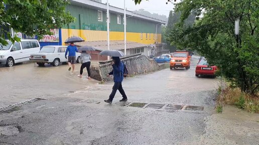 Крым. Ялту накрыл сильный ливень. Погода в Крыму.