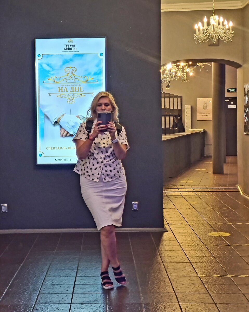 На дне) надпись прикольная сзади)