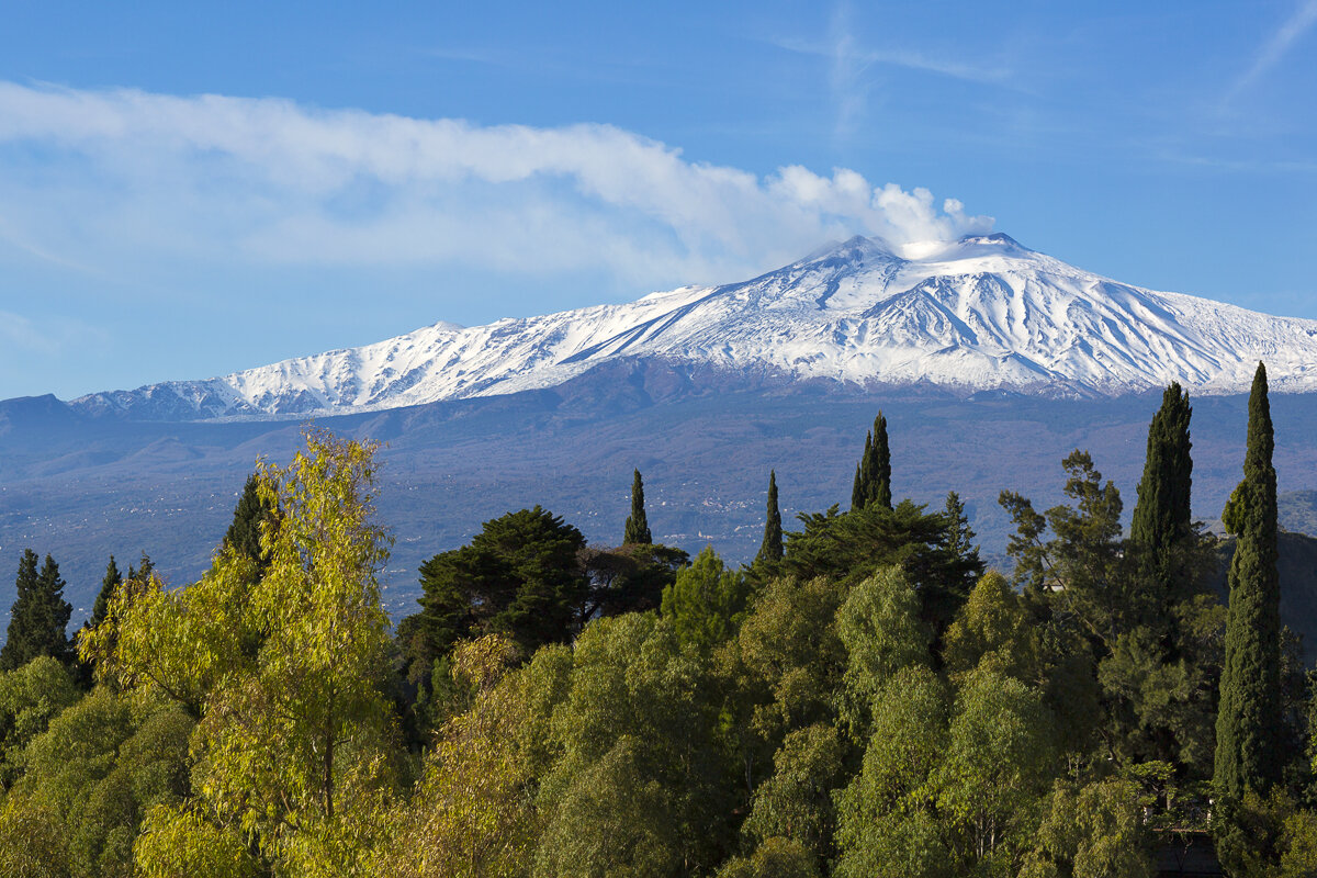 Вид на Этну из городка Таормина