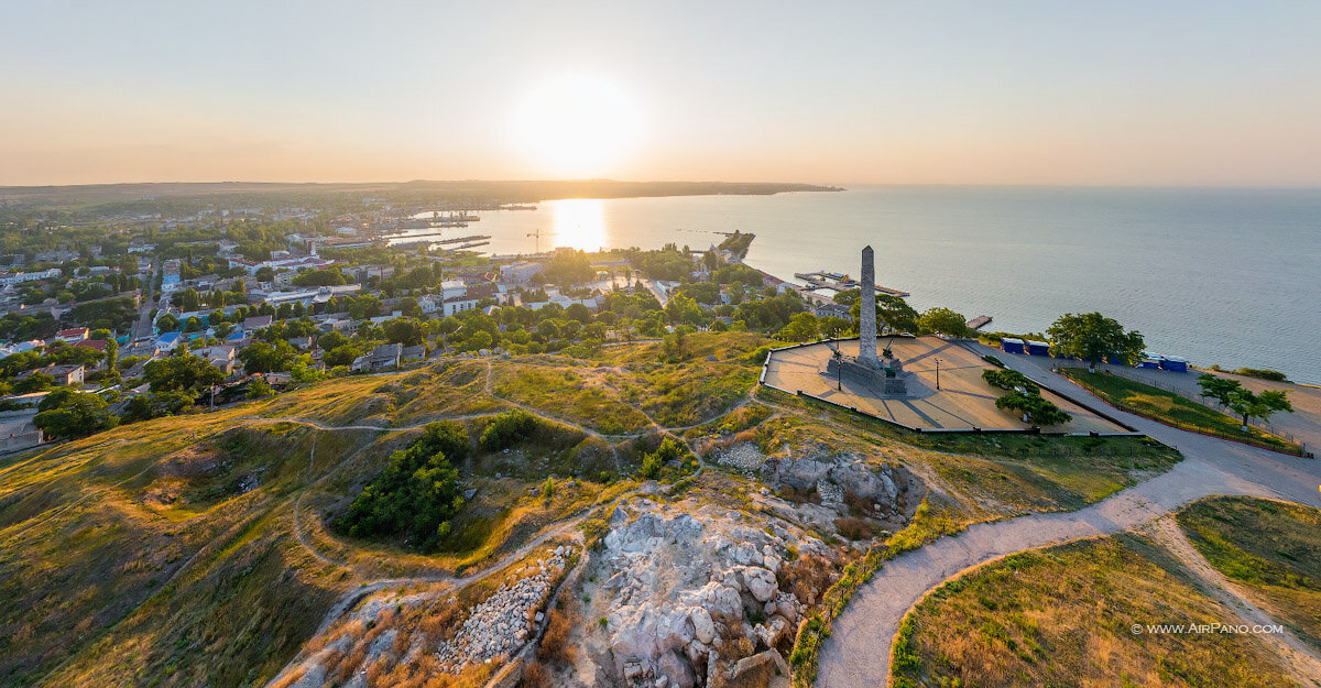 Crimea керчь. Крым Керчь гора Митридат. Митридат город Керчь. Керчь вид с горы Митридат. Керчь достопримечательности гора Митридат.