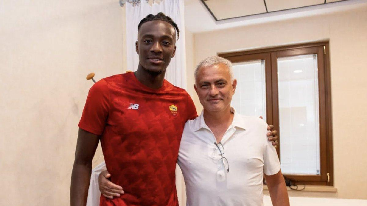 Тэмми Абрахам и Жозе Моуринью. Источник: Sozcu Gazetesi.